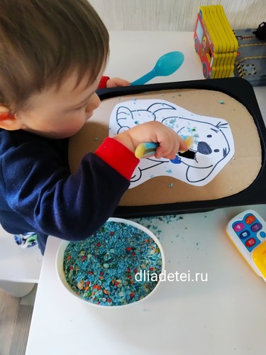 Развивашки от года, Игры с крупами, игры для детей 1 года, во что играть с ребенком в год, развивающие игры для детей 1 год, шпаргалки для мамы развивающие игры 1-3 года, развивашки для детей от года, накорми собачку