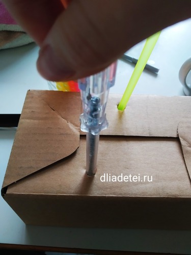 сортер для малышей, развивающие игры дома от 1 года, самодельные игры для детей, игры с ватными палочками
